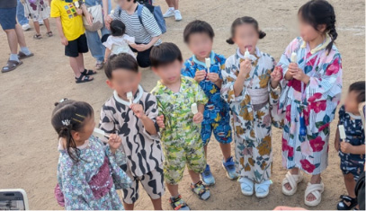 第18回蝶屋夏祭り 子供達がホームランバーを食べる様子