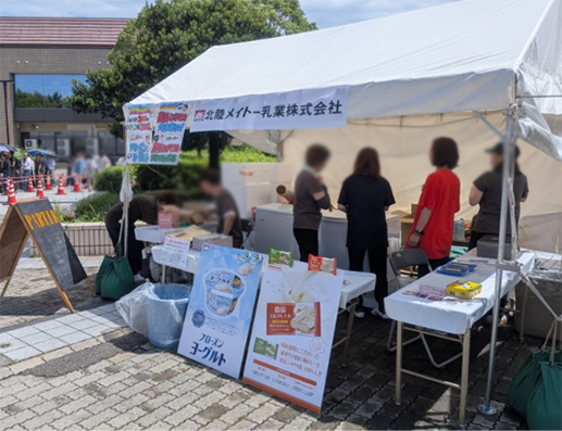 サマーフェスティバルHAKUSAN(白山)来場の皆様にアイスを販売する様子