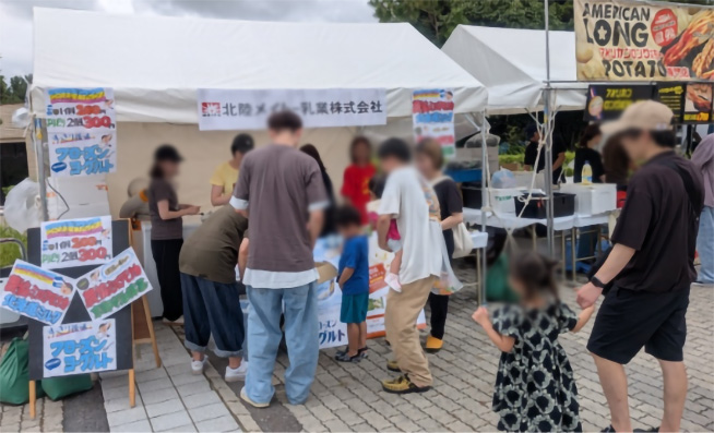 サマーフェスティバルHAKUSAN(白山)来場の皆様にアイスを販売する様子